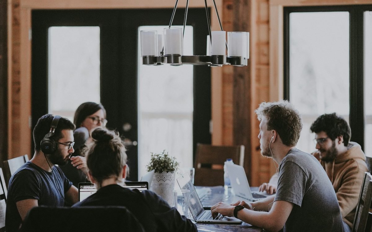Équipe d'une agence de prospection B2B en réunion